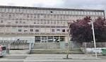 Fachada de un edificio de la Facultad de Enfermería en Santiago de Compostela