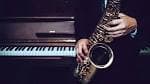 Músico con saxofón y piano, elementos clave del jazz