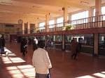 Interior de la sala de espera y taquillas de la estación de autobuses de Lugo