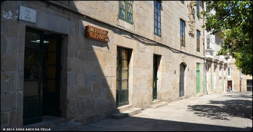 Vista de la calle con la fachada de Imprenta Peón en Pontevedra