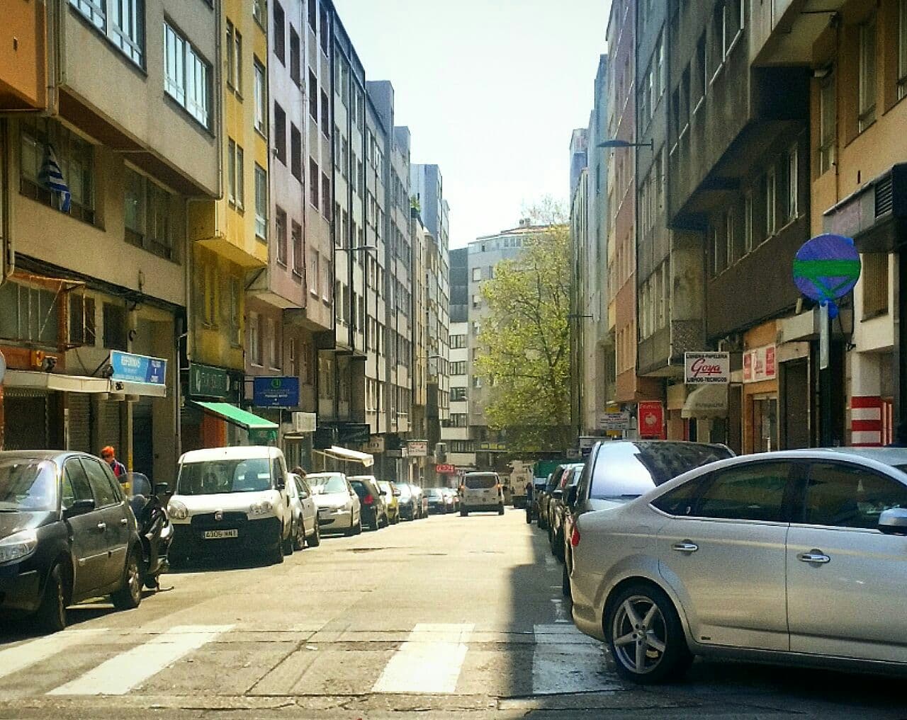 Vista de la Calle Ángel Senra con edificios residenciales y coches aparcados