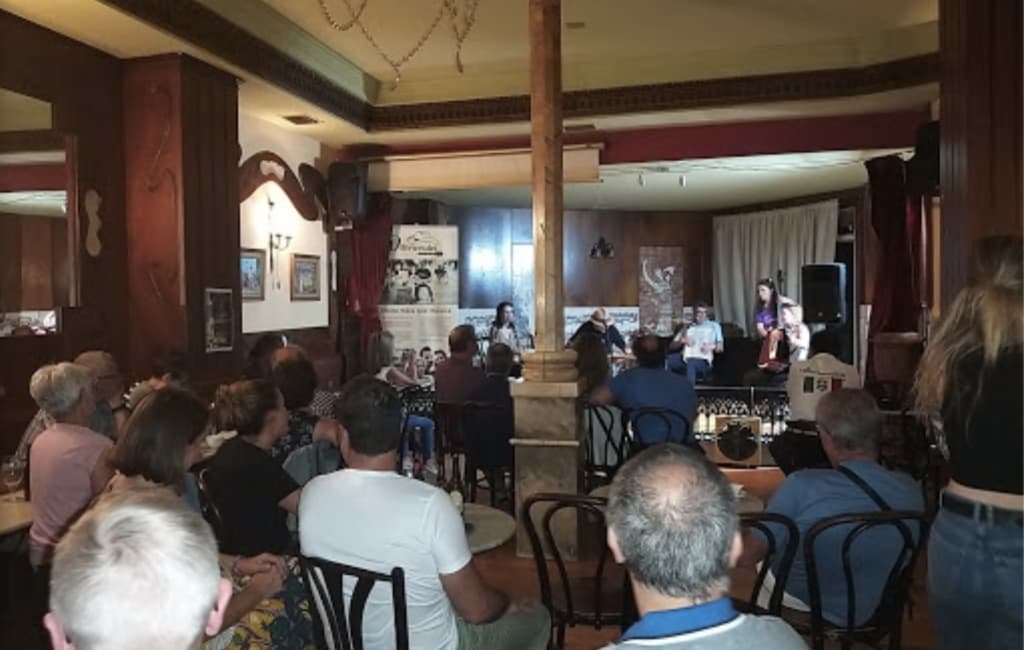 Interior del Café De Catro a Catro con público durante un evento