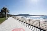 Paseo marítimo de la Playa de Samil bajo un cielo despejado