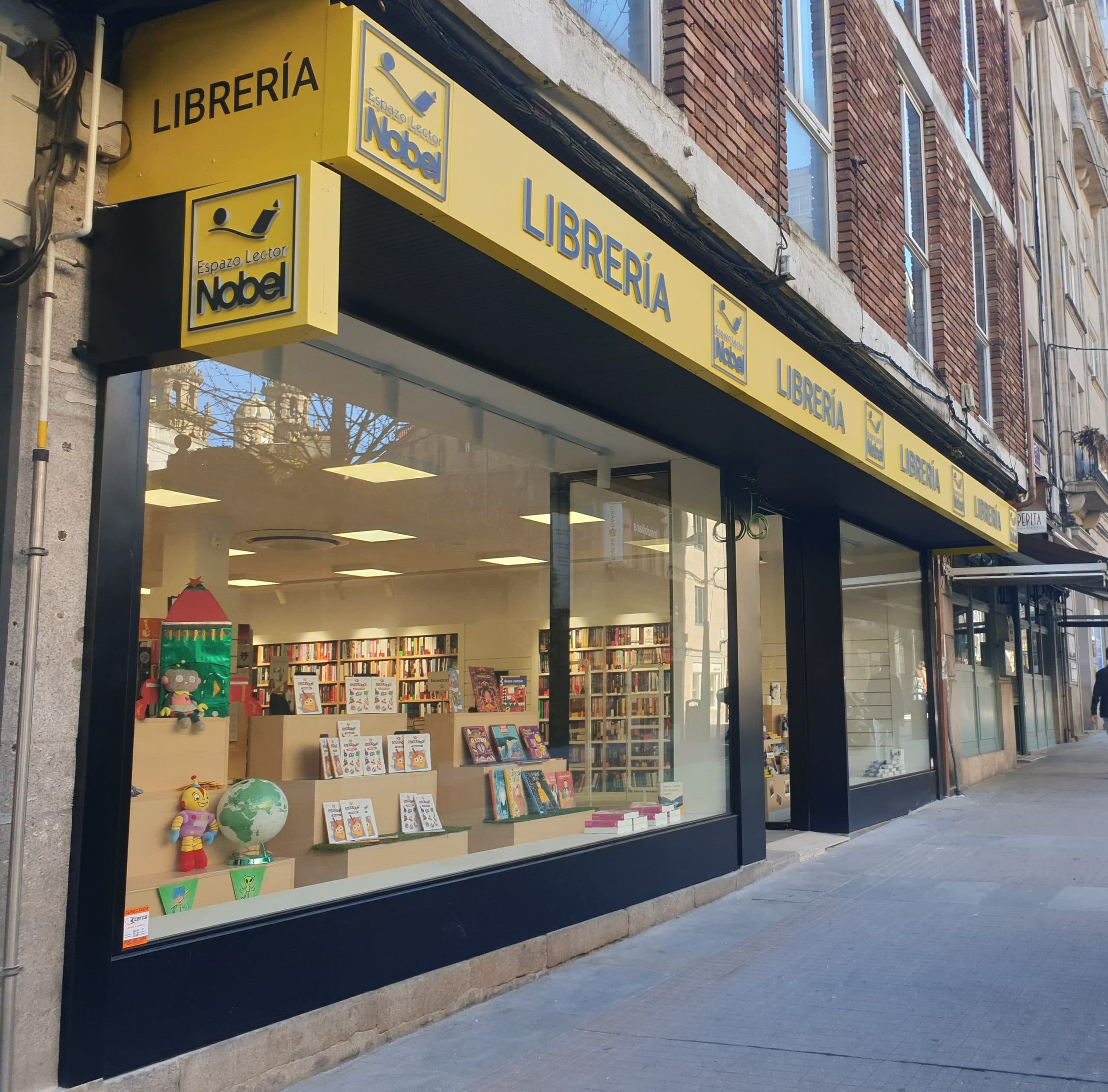 Vista exterior de la librería Espacio Lector Nobel en Pontevedra