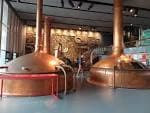 Amplio espacio interior del museo MEGA con los alambiques de cerveza