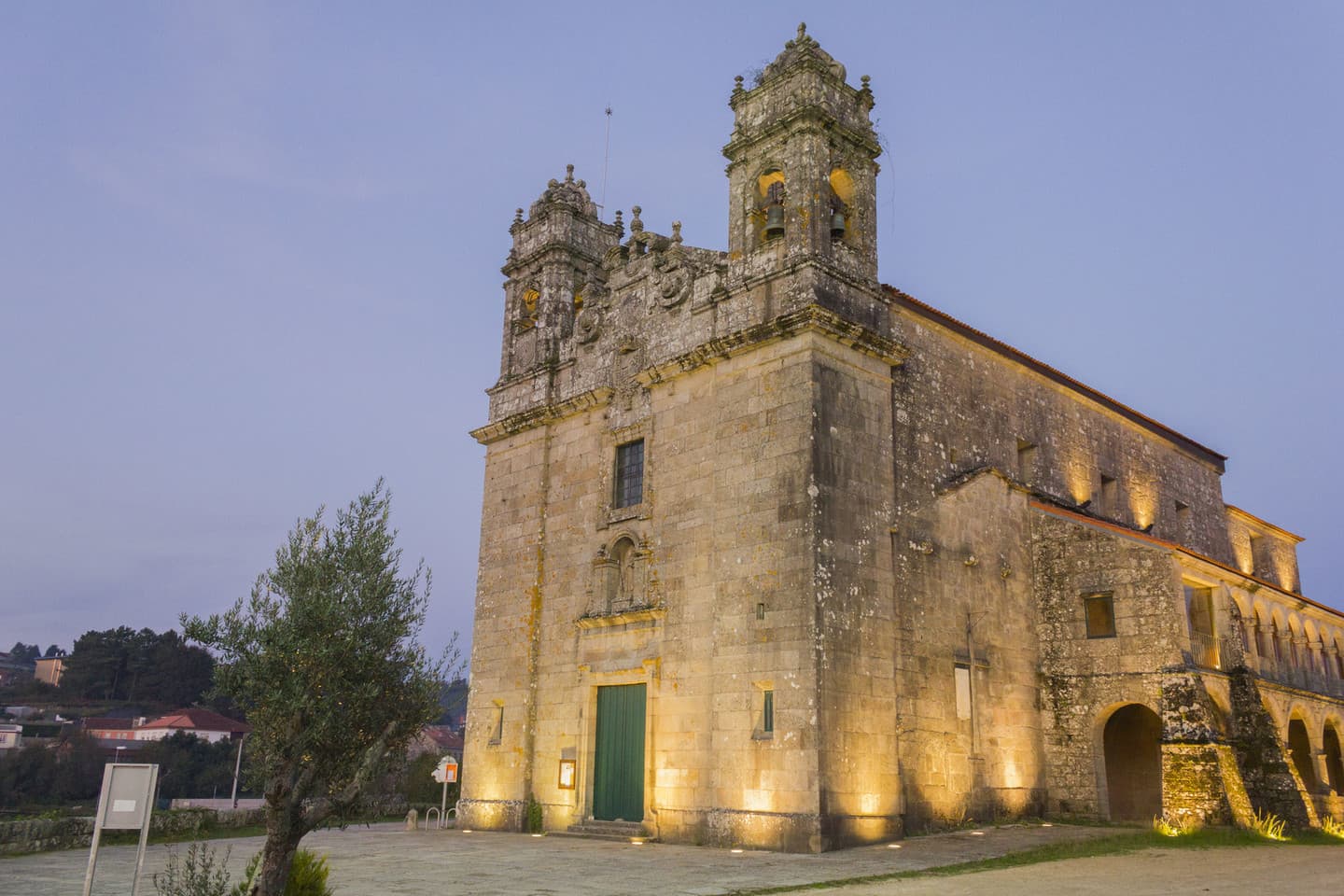 Exterior del Monasterio de San Salvador de Lérez iluminado al anochecer