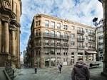 Edificio histórico en la Plaza de Santa Eufemia, mostrando el entorno urbano
