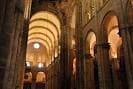 Nave central de la Catedral de Ourense con arcos y bóvedas iluminadas