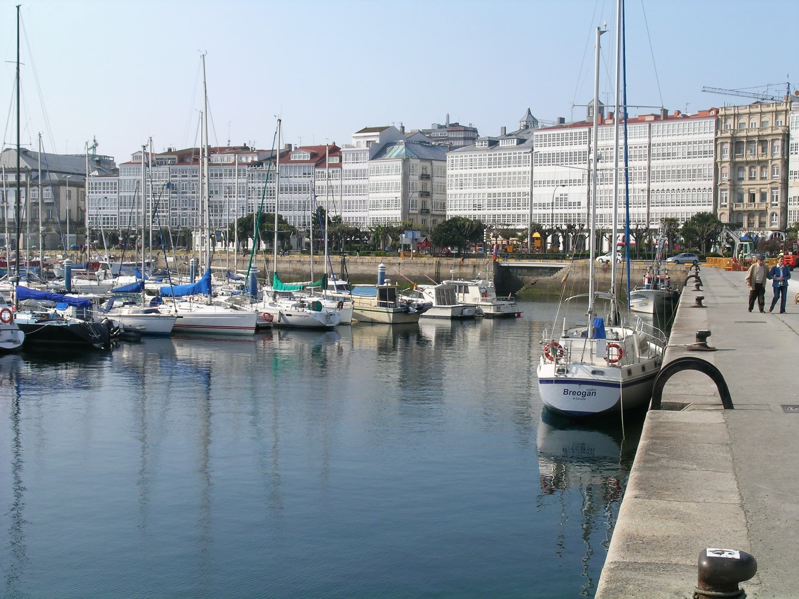 Puerto deportivo de A Coruña con edificios de galerías y embarcaciones