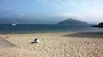 Vista de la Illa de Tambo desde una playa cercana en la costa de Pontevedra