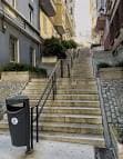 Escalinata de la calle Porta de Aires con edificios residenciales