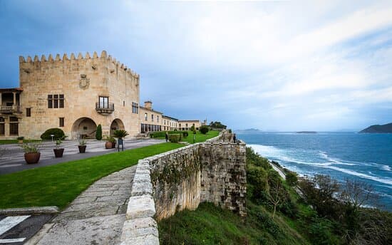 Vista exterior del Parador de Baiona con el mar y la costa rocosa