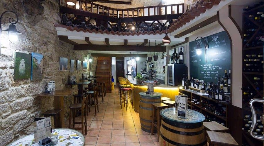 Interior del restaurante Lume de Carozo con paredes de piedra y entreplanta