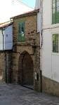 Detalle del Arco da Ponte Vella, una entrada histórica de piedra en Betanzos