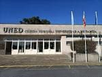 Vista frontal del Centro Asociado de la UNED en Pontevedra con su entrada principal y banderas