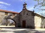 Capilla de San Roque y su característico arco de piedra en un día soleado.