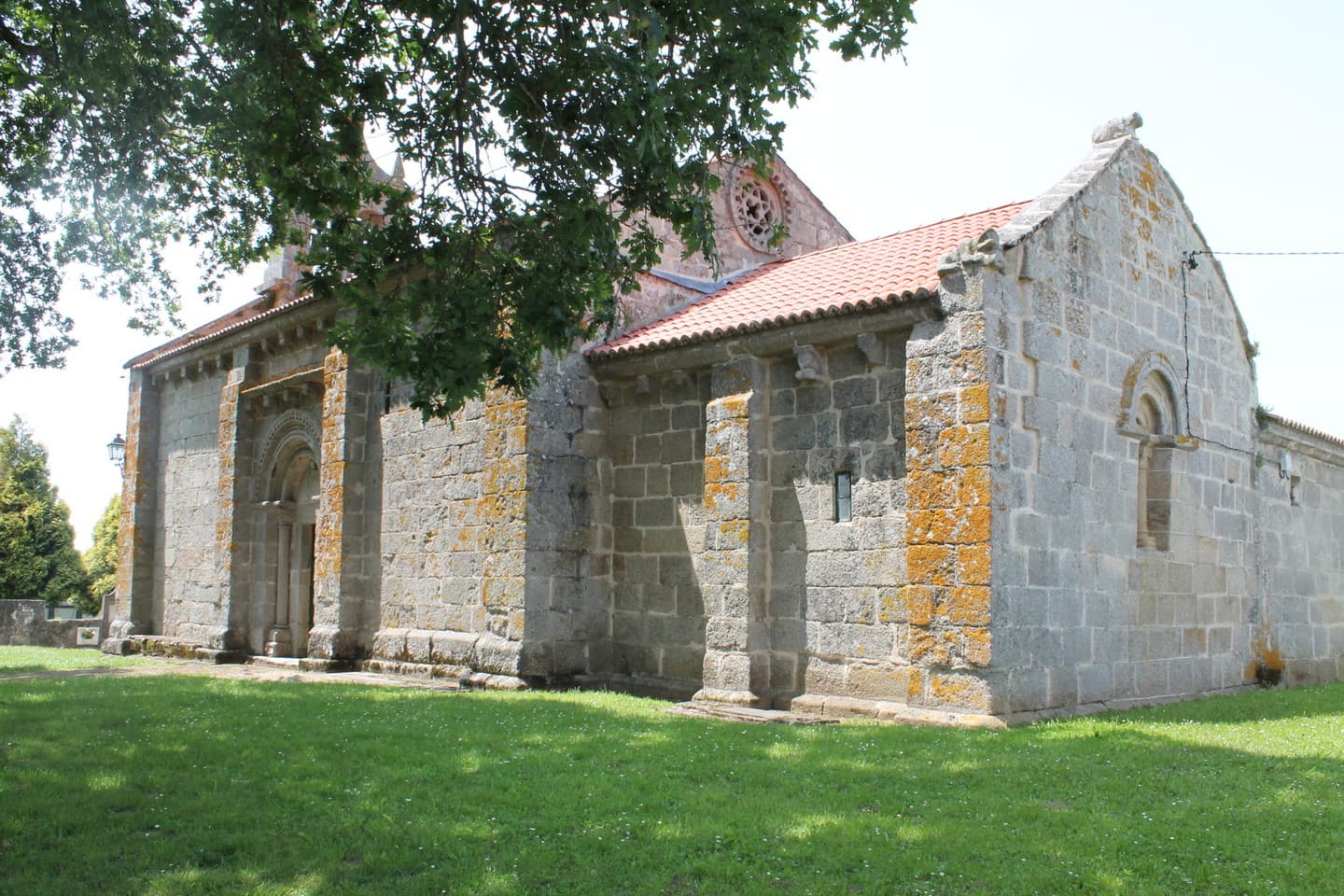 Vista lateral de la Iglesia de San Martiño de Tiobre con vegetación