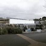 Vista exterior del Polideportivo de Elviña, mostrando su arquitectura moderna