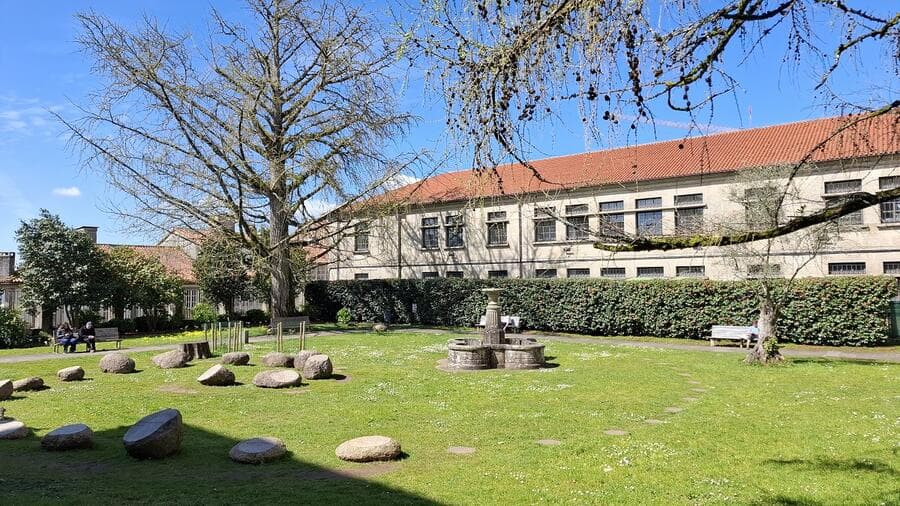 Vista general del Xardín das Pedras que Falan con edificios al fondo