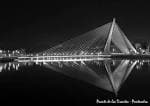 Puente de los Tirantes en blanco y negro, con reflejo nocturno