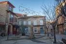 Plaza tradicional con cruceiro y arquitectura de piedra en Bouzas