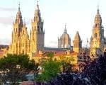 Vista panorámica de la Catedral de Santiago de Compostela al atardecer