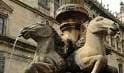 Detalle escultórico de los caballos de la fuente en la Plaza de Platerías.