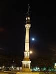 Obelisco dos Cantóns de A Coruña iluminado por la noche