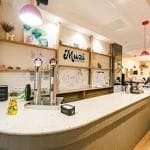 Barra principal y parte del interior del café Muzi en Ourense