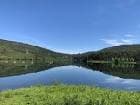 Vista panorámica del Embalse de Pontillón do Castro con reflejos
