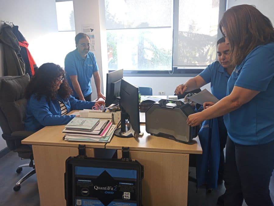Interior de oficina con personal de Clínica Dinán