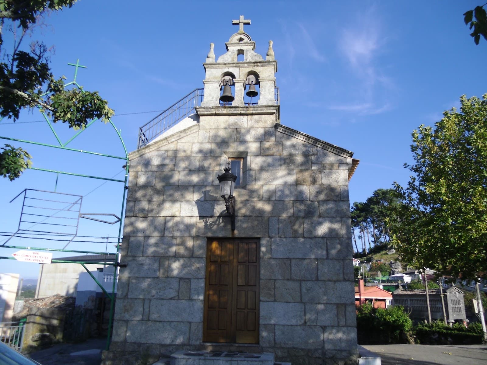 Vista exterior de la Capilla de San Lorenzo en Vigo con campanario