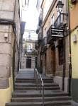 Calle estrecha con escaleras en la Zona de los Vinos de Ourense