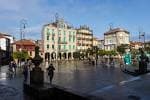 Plaza de A Ferraría con la fuente y edificios circundantes