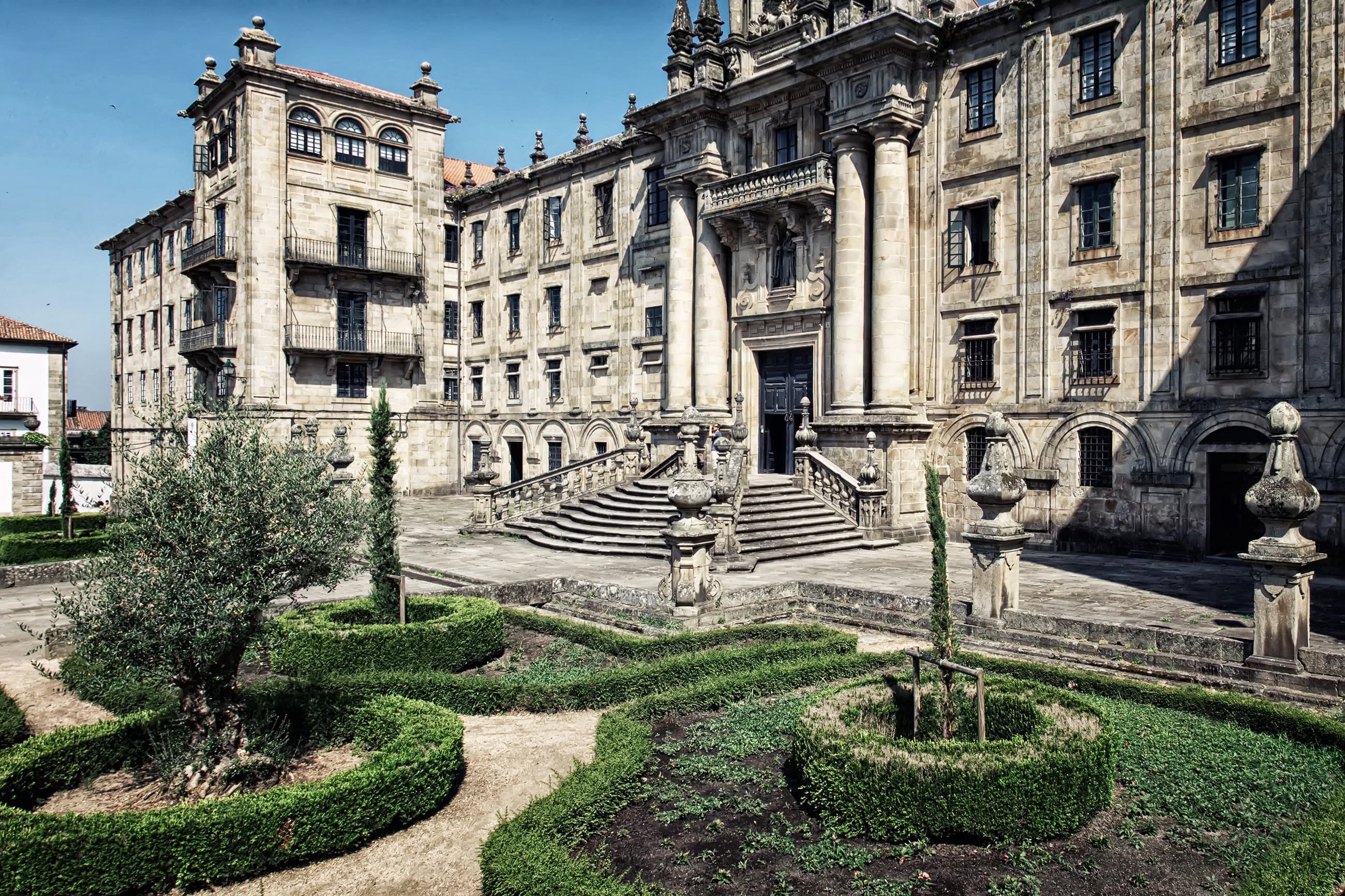 Exterior de edificio histórico de la Universidad con jardines formales