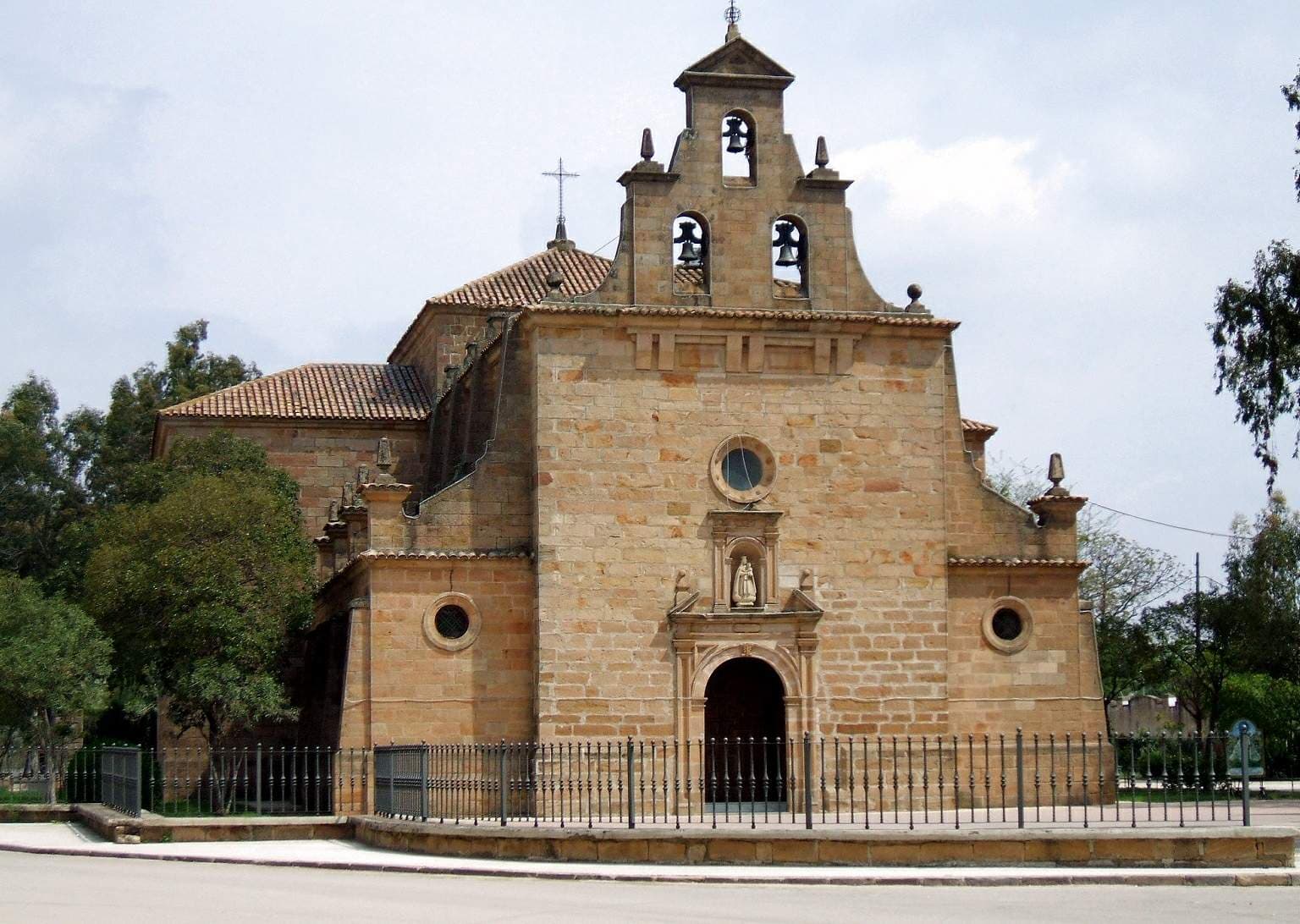 File:Linares - Santuario V Linarejos02.JPG - Wikimedia Commons