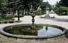 Detalle de una fuente ornamental en la Plaza de Compostela