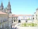 Vista panorámica de la Praza da Inmaculada con la Catedral de Santiago de Compostela al fondo