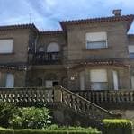 Fachada de un centro cultural de piedra con escalinata exterior