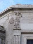 Detalle de escultura en la fachada de la Casa das Artes
