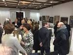 Inauguración o evento en la Galería José Lorenzo con asistentes interactuando