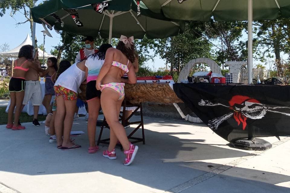Grupo de personas participando en una actividad al aire libre