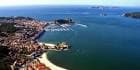 Panorámica aérea de la bahía de Baiona con el club náutico y la ciudad