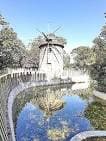 Molino de viento y estanque en el Parque de Santa Margarita