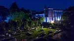 Vista nocturna del Pazo de San Lorenzo y sus jardines iluminados para eventos