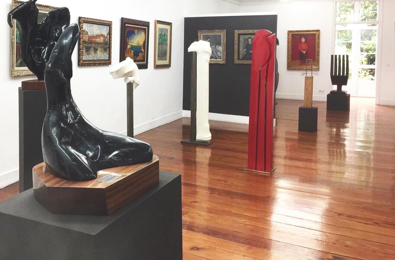 Interior de la Galería José Lorenzo con esculturas y cuadros