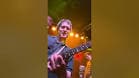 Músico tocando la guitarra en el escenario de la Sala Masterclub durante un concierto