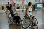 Jugadores de baloncesto en silla de ruedas en acción dentro del pabellón