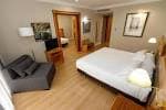 Suite de hotel con dormitorio y sala de estar