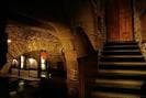 Pasillo interior abovedado y escalera de piedra en Modus Vivendi